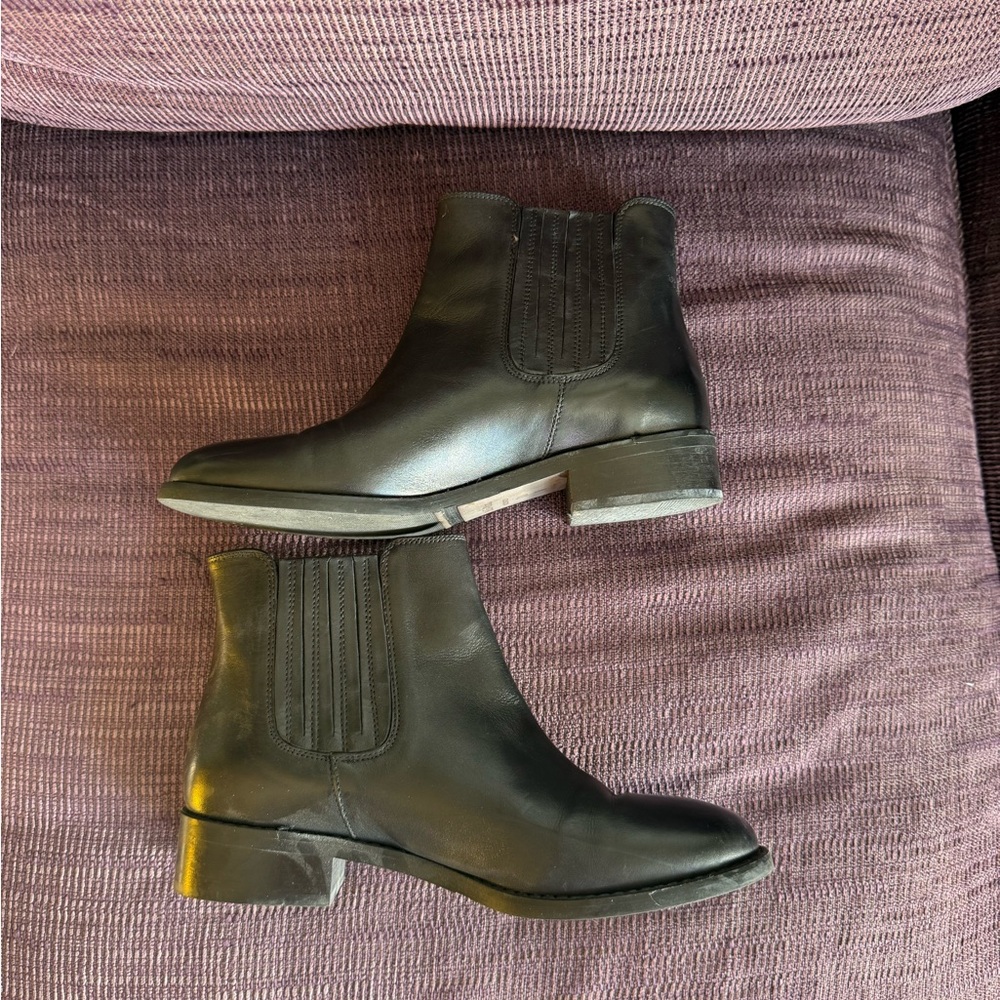 Bella-Vita Black Leather Chelsea Boot | Sz 7.5